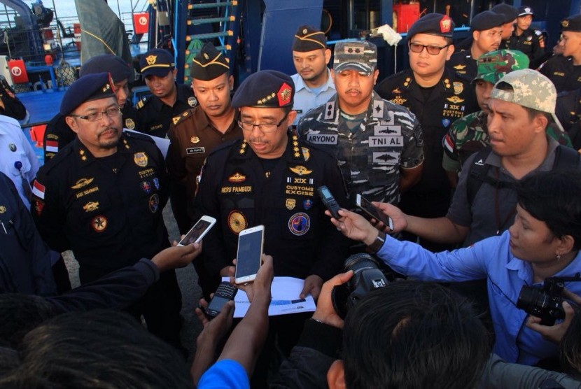 Direktur Jenderal Bea Cukai Heru Pambudi memberikan keterangan tentang penyelundupan yang berhasil diamankan oleh Bea Cukai.