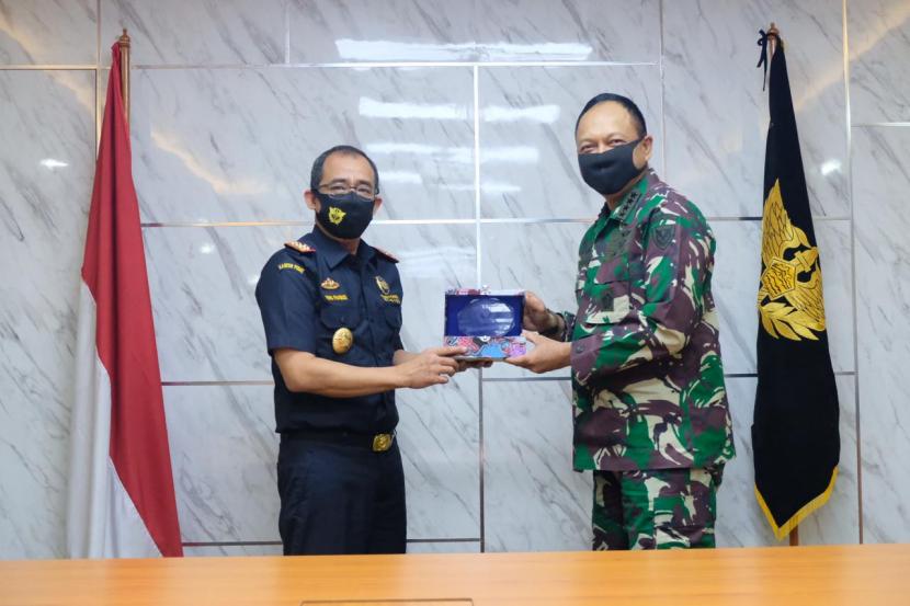 Direktur Jenderal Bea Cukai, Heru Pambudi, menerima kunjungan Kepala Staf TNI Angkatan Udara, Marsekal TNI Fadjar Prasetyo di Kantor Pusat Bea Cukai, Senin (20/7).