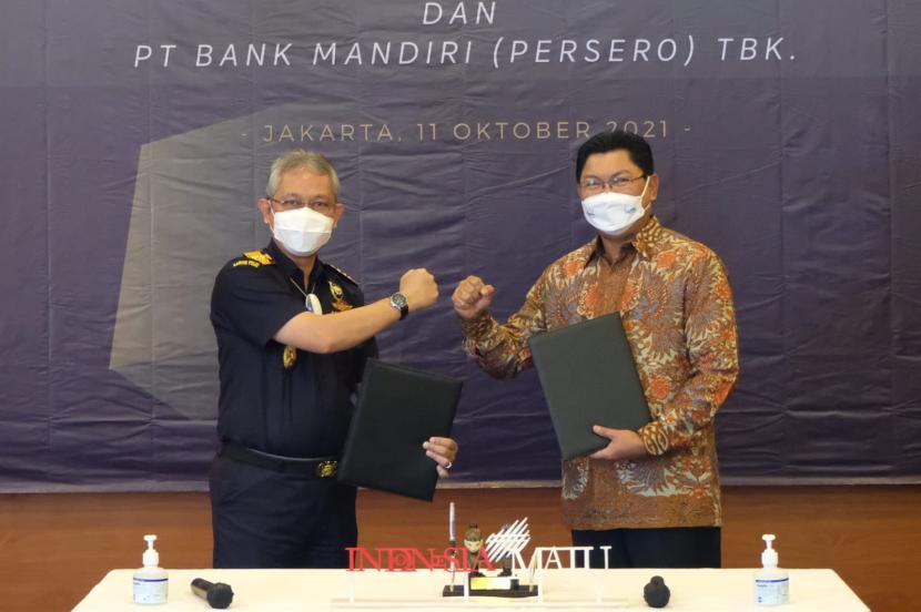 Direktur Jenderal Bea Cukai Kemenkeu Askolani dan Direktur Utama Bank Mandiri Darmawan Junaidi menandatangain kesepakatan di Kantor Pusat Ditjen Bea Cukai, Rawamangun, Jakarta, Senin (11/10).