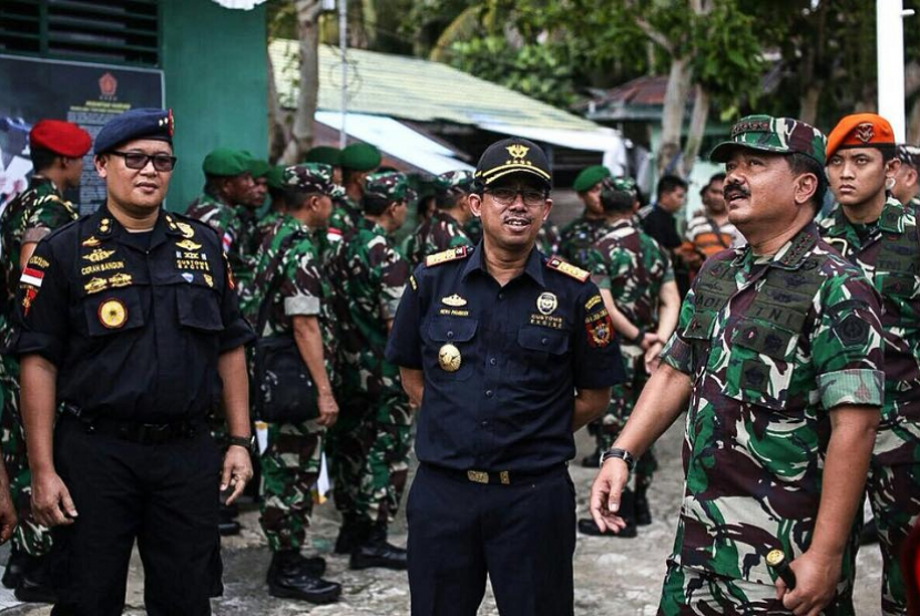  Direktur Jenderal Bea dan Cukai, Heru Pambudi mendampingi Panglima TNI Jenderal Hadi Tjahjanto saat mengunjungi Pulau Miangas.