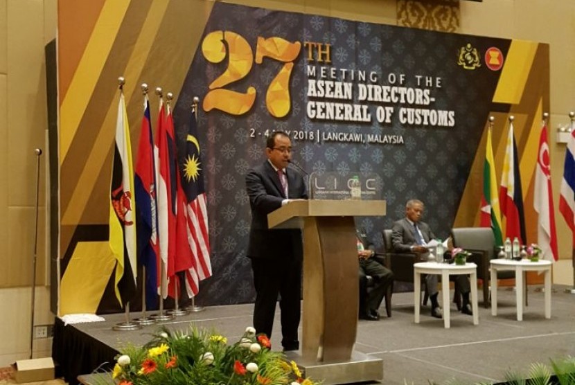 Direktur Jenderal Bea dan Cukai Heru Pambudi selaku Chair ASEAN Customs periode 2017-2018 saat memberi sambutan dalam Pertemuan ke-27 Direktur Jenderal Bea Cukai se-ASEAN.