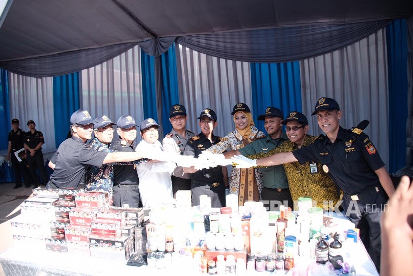 Direktur Jenderal Bea dan Cukai Kementerian Keuangan Heru Pambudi (ketiga dari kanan) menjelaskan terkait penangkapan dan pemusnahan rokok ilegal di KPPCP Jember, Jawa Timur. Proses penangkapan dan pemusnahan dibantu Polres Jember dan Pemerintah Kabupaten Jember. 