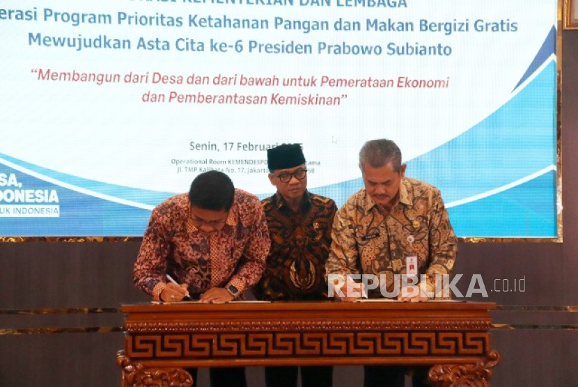 Direktur Jenderal Bimas Islam Kemenag, Abu Rokhmad bersama Direktur Jenderal Pengembangan Ekonomi dan Investasi Desa Kemendes PDTT, Tabrani, di Gedung Utama, Kemendes PDTT, Jakarta, Senin (17/2/2025).