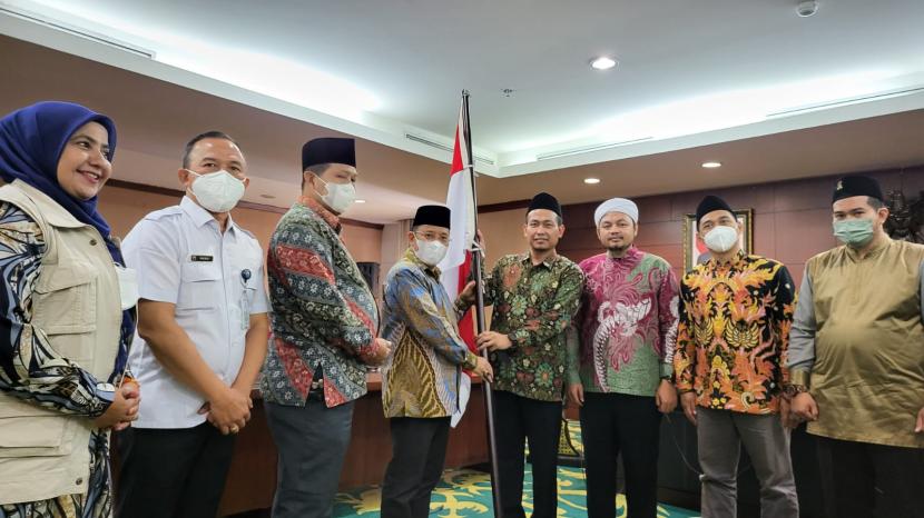 Direktur Jenderal Bimbingan Masyarakat Islam (Dirjen Bimas Islam) Kementerian Agama (Kemenag), Kamaruddin Amin melepas rombongan Dai Perbatasan yang akan berangkat ke Kabupaten Sambas, Kalimantan Barat.