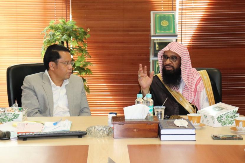 Direktur Jenderal Bimbingan Masyarakat Islam Kamaruddin Amin menerima kunjungan atase Agama Saudi, Senin (2/12). Kunjungan atase yang diwakili Syekh Ahmad al-Hazimi ini untuk menindaklanjuti hasil kunjungan kerja Menteri Agama Yaqut Cholil Qoumas beberapa pekan yang lalu. 