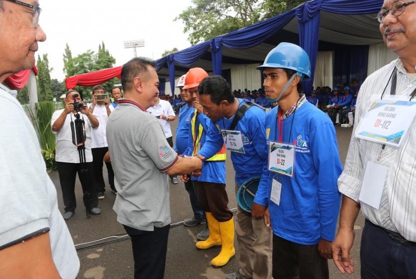 Direktur Jenderal Bina Konstruksi Kementerian PUPR, Yusid Toyib memberikan tanda sertifikasi terhadap sejumlah tenaga kerja konstruksi, Rabu (26/10).