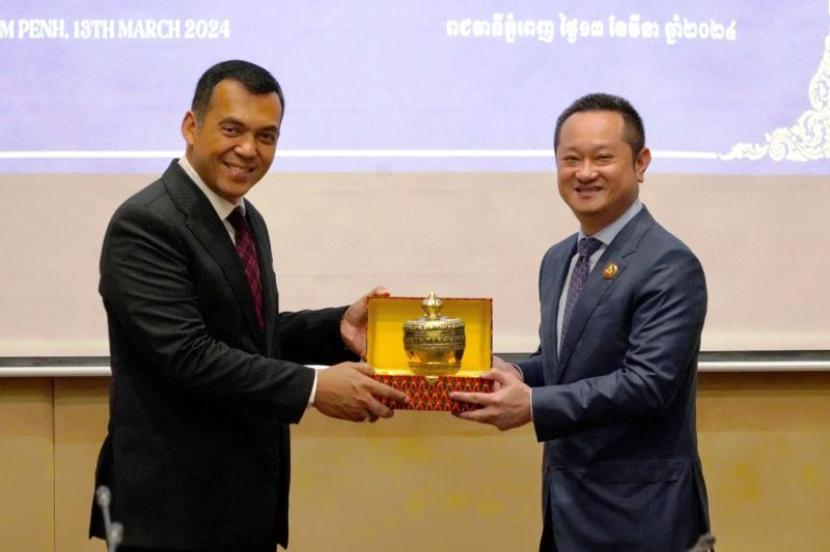 Direktur Jenderal (Dirjen) Imigrasi Kementerian Hukum dan HAM RI Silmy Karim (kiri) dan Dirjen Imigrasi Kamboja Sok Veasna (kanan) saat Cambodia-Indonesia Bilateral Meeting on Immigration Matters pertama di Phnom Penh, Kamboja, Rabu (13/3/2024). 