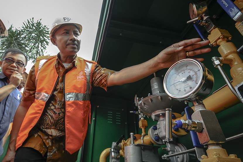 Direktur Jenderal (Dirjen) Minyak dan Gas Bumi (Migas) Kementerian ESDM IGN Wiratmaja meninjau proses pemasangan gas bumi (gas in) di Batam, Kepulauan Riau, Kamis (12/1).