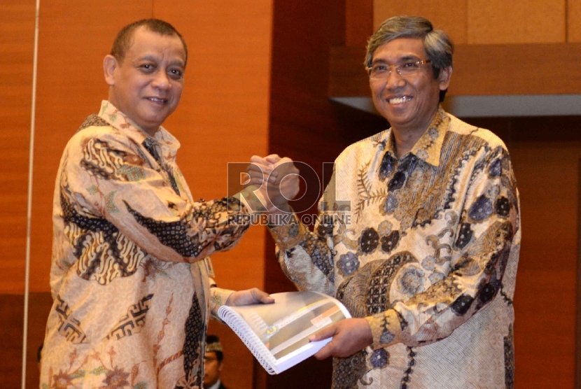 Direktur Jenderal (Dirjen) Pajak baru Sigit Priadi (kiri) berjabat tangan dengan Plt. Dirjen Pajak sekaligus Wamenkeu Mardiasmo saat pelantikan di Kementerian Keuangan, Jakarta, Jumat (6/2). (Republika/ Yasin Habibi)