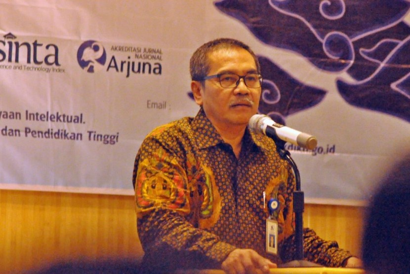 Direktur Jenderal (Dirjen) Penguatan Riset dan Pengembangan (Risbang) Kemenristekdikti, Muhammad Dimyati, saat menjadi pembicara kunci pembukaan Science Technplogy Index (Sinta) Talks 2019 yang digelar di Hotel Grand Candi Semarang, Selasa (19/2). 