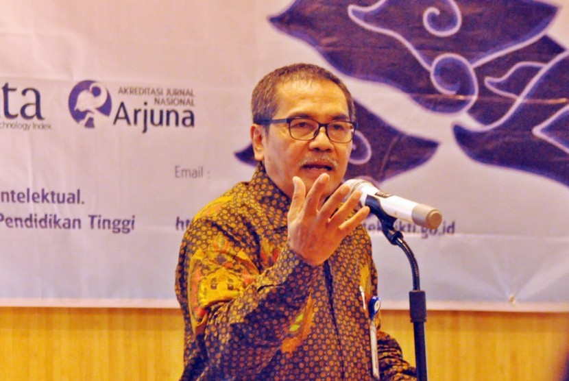 Direktur Jenderal (Dirjen) Penguatan Riset dan Pengembangan (Risbang) Kemenristekdikti, Muhammad Dimyati, saat menjadi pembicara kunci pembukaan Science Technplogy Index (Sinta) Talks 2019 yang digelar di Hotel Grand Candi Semarang, Selasa (19/2). (