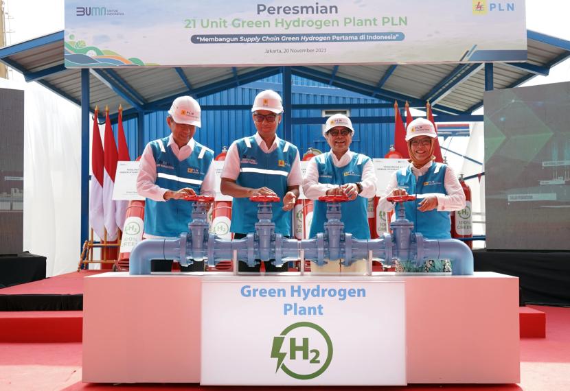 Direktur Jenderal Energi Baru, Terbarukan dan Konservasi Energi (EBTKE) Kementerian ESDM Yudo Dwinanda Priaadi (dua dari kanan) bersama Direktur Utama PLN Darmawan Prasodjo (dua dari kiri), Direktur Utama PLN Indonesia Power Edwin Nugraha Putra (kiri), dan Peneliti Ahli Utama Pusat Riset Konversi dan Konservasi Energi BRIN Eniya Listiani Dewi (kanan) saat meresmikan beroperasinya 21 unit Green Hydrogen Plant (GHP) tersebar di seluruh Indonesia, Senin (20/11/2023), di pembangkit listrik tenaga gas uap (PLTGU) Tanjung Priok, Jakarta.