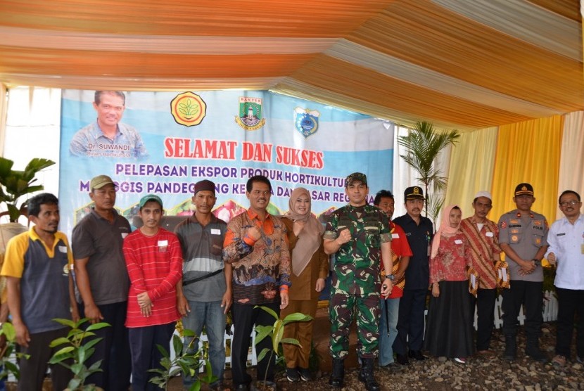 Direktur Jenderal Holtikultura Suwandi  didampingi Bupati Pandeglang, Irna Narulita melepas ekspor manggis Pandeglang ke Cina di Kampung Awi Tali, Desa Bojong , Rabu (23/1). 