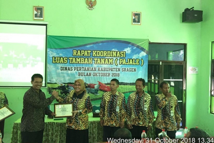 Direktur Jenderal Hortikultura Dr. Suwandi selaku Penanggungjawab Upsus Pajale Tingkat Provinsi Jawa Tengah di acara Rapat Koordinasi sekaligus memberikan penghargaan kepada Pemkab Sragen, Jawa Tengah, Rabu (31/10).