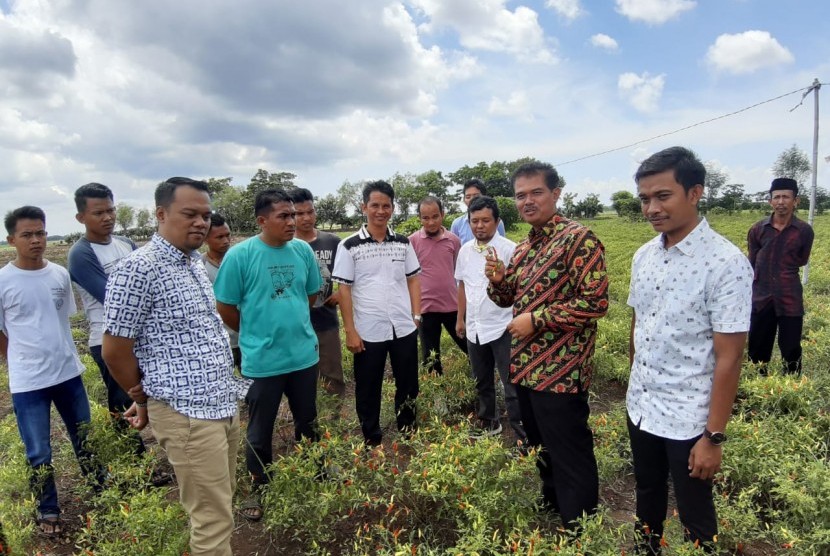 Direktur Jenderal Hortikultura, Kementerian Pertanian (Kementan), Suwandi mengunjungi lahan pertanian dan berdiskusi dengan para pemuda tani di Kabupaten Takalar, Sulawesi Selatan, Sabtu (15/12).