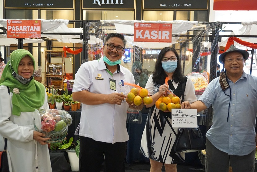 Direktur Jenderal Hortikultura Kementerian Pertanian Prihasto Setyanto berkunjung ke Pasar Tani di Trans Mall Studio di Cibubur, Rabu (4/8).