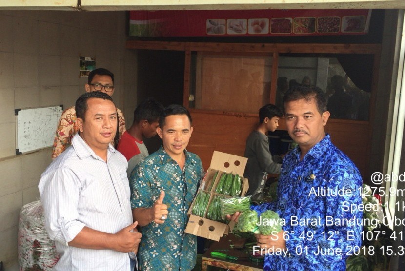 Direktur Jenderal Hortikultura Kementerian Pertanian Suwandi saat meninjau proses ekspor buncis super di Desa Sunterjaya, Kecamatan Lembang, Bandung Barat, Jawa Barat, Jumat (1/6).