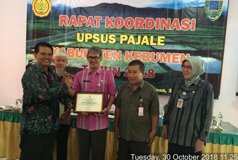 Direktur Jenderal Hortikultura sekaligus Penanggungjawab Upaya Khusus Peningkatan Produksi Padi, Jagung dan Kedelai (Upsus Pajale) Tingkat Provinsi Jawa Tengah, Suwandi memberi penghargaan kepada Kabupaten Kebumen