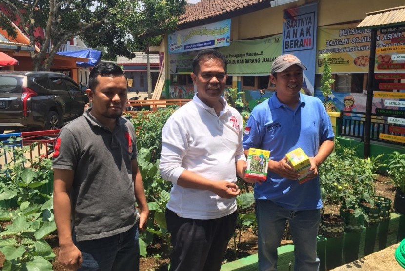 Direktur Jenderal Hortikultura, Suwandi saat meninjau pemanfaatan lahan pekarangan di Desa Berkah, Kecamatan Bojong Genteng, Sukabumi, Ahad (21/10)