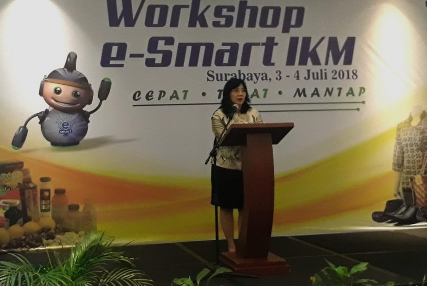 Direktur Jenderal Industri Kecil dan Menengah, Kementerian Perindustrian, Gati Wibawaningsih membuka workshop e-Smart IKM di Hotel Luminor Surabaya, Jawa Timur, beberapa waktu lalu. Kementerian Perindustrian (Kemenperin) mendukung pemasaran produk Industri Kecil Menengah (IKM) secara online melalui e-Smart IKM. 