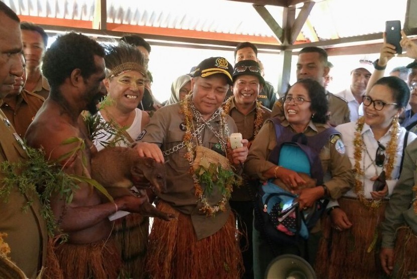 Direktur Jenderal Konservasi Sumber Daya Alam dan Ekosistem (KSDAE) KLHK Wiratno saat berkunjung ke TN Wasur. 