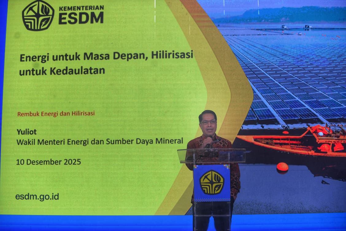 Direktur Jenderal Minyak dan Gas Bumi (Dirjen Migas) Kementerian ESDM Laode Sulaeman menyampaikan Keynote Speech dalam acara Rembuk Energi dan Hilirisasi 2025 di Pos Bloc, Jakarta, Rabu (10/12/2025).