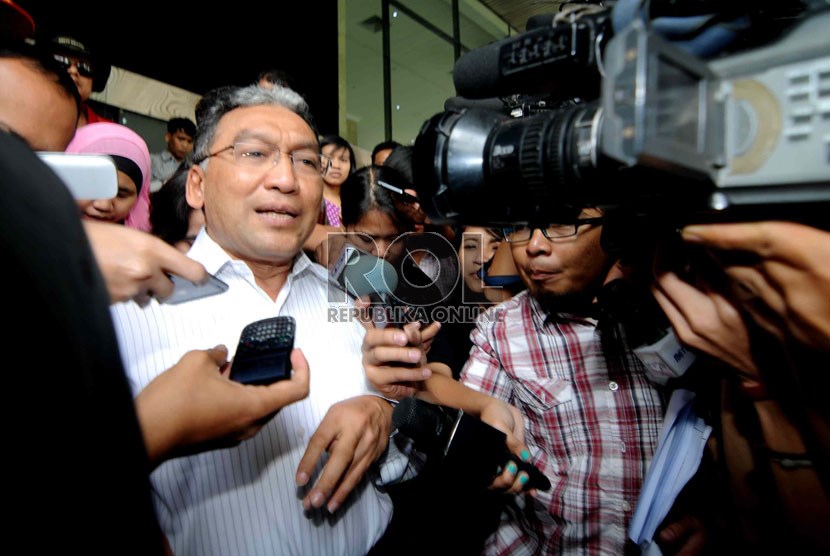   Direktur Jenderal Pajak Fuad Rahmany menjawab pertanyaan pers usai menjalani pemeriksaan di Gedung KPK, Jakarta, Selasa (17/9).    (Republika/ Wihdan)