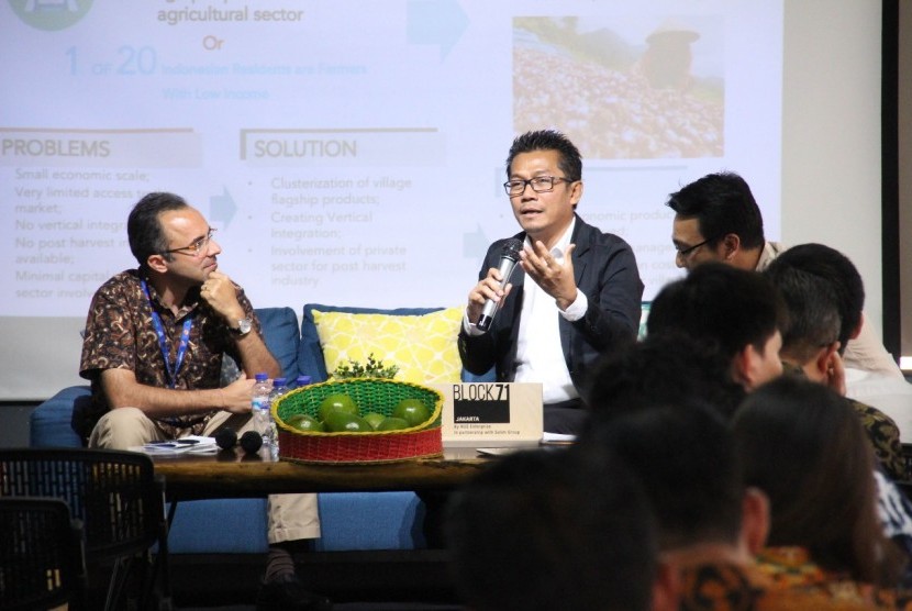 Direktur Jenderal PDT, Samsul Widodo (tengah) bersama General Manager of PepsiCo Indonesia, Anuj Chadha (kiri) menjadi narasumber dalam acara  Deep Dive Series Agritech di BLOCK71 Jakarta, Rabu (25/7).