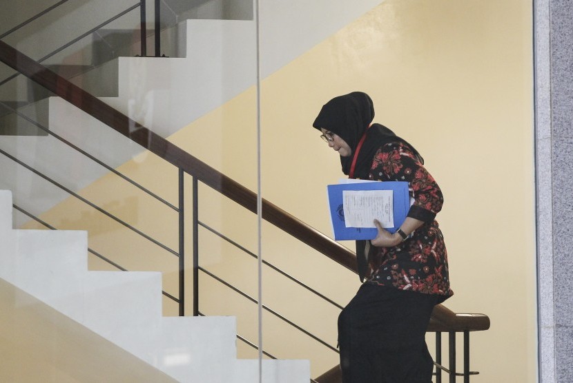 Direktur Jenderal Pemasyarakatan Kemenkumham Sri Puguh Budi Utami bersiap menjalani pemeriksaan di gedung KPK, Jakarta, Selasa (16/10/2018).