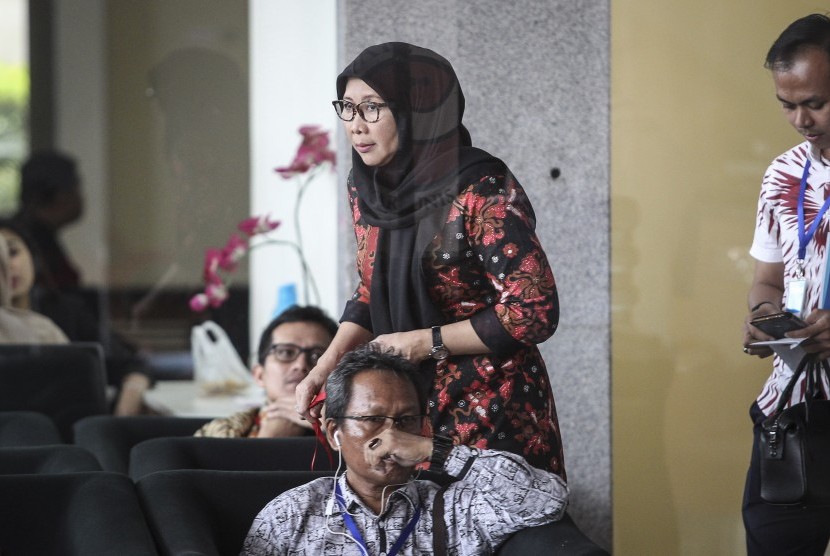 Direktur Jenderal Pemasyarakatan Kemenkumham Sri Puguh Budi Utami (tengah) berada di ruang tunggu sebelum menjalani pemeriksaan di gedung KPK, Jakarta, Selasa (16/10/2018). 