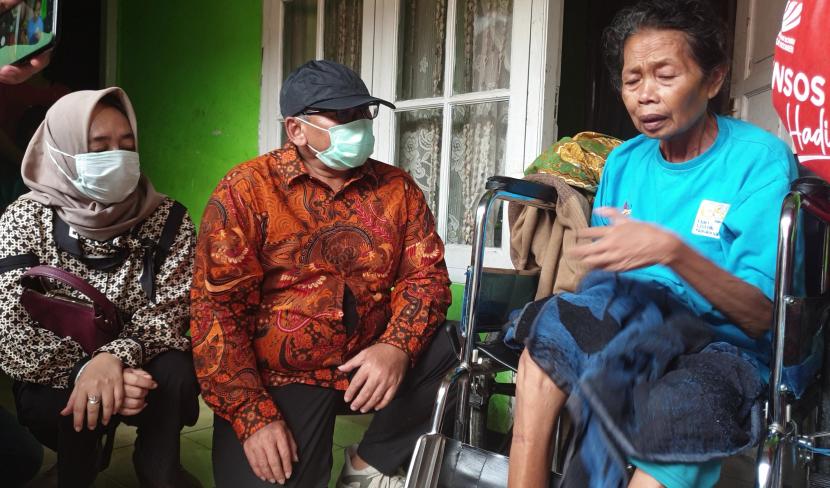 Direktur Jenderal Pemberdayaan Sosial Edi Suharto tergerak langsung meninjau lokasi serta memberikan bantuan kepada 2.000 penerima Bantuan Sosial Kementerian Sosial di Kabupaten Bandung Barat, Selasa (16/6).