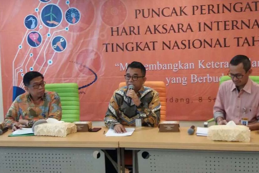 Direktur Jenderal Pendidikan Anak Usia Dini dan Pendidikan Masyarakat (Dirjen PAUD dan Dikmas) Harris Iskandar usai menggelar taklimat media mengenai Hari Aksara Internasional di Kemendikbud Jakarta, Selasa (4/9).