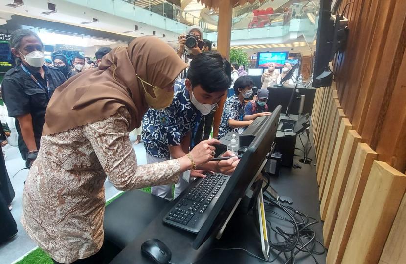 Direktur Jenderal Pendidikan Vokasi Kiki Yuliati saat meninjau produk inovasi teknologi karya satuan pendidikan vokasi yang dipamerkan dalam acara Mahakarya Vokasi bertajuk VokasiLand Road To Harteknas 2022 di Grand City Mall, Surabaya, Kamis (28/7).