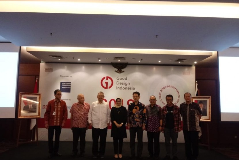 Direktur Jenderal Pengembangan Ekspor Nasional (PEN) Kemendag Arlinda (tengah) dalam acara peluncuran Good Design Indonesia 2019 di Kantor Kemendag, Jakarta, Kamis (24/1). 
