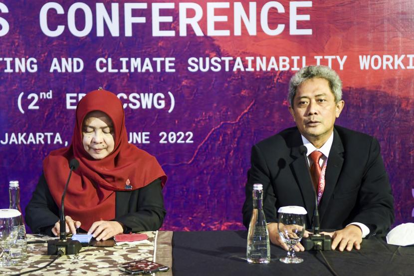 Direktur Jenderal Pengendalian Perubahan Iklim selaku co-Chair CSWG Laksmi Dhewanthi (kiri) bersama Direktur Jenderal Pengendalian Pencemaran dan Kerusakan Lingkungan (PPKL) sekaligus co-Chair EDM Sigit Reliantoro (kanan) memberikan keterangan pers usai menggelar rangkaian kegiatan G20 The Second Environment Deputies Meeting and Climate Sustainability Working Group (2nd EDM-CSWG) 2022 di Jakarta, Selasa (21/6/2022). Dalam keterangan persnya tiga isu prioritas dan misi-misi utama yang dibahas saat pertemuan EDM-CSWG di Jakarta direncanakan akan dilanjutkan pembahasannya pada pertemuan tingkat Menteri Lingkungan Hidup dan Perubahan Iklim G20 yang akan diselenggarakan pada 31 Agustus 2022 di Bali. 
