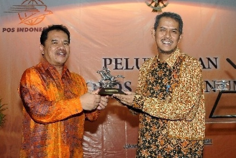 Direktur Jenderal Penyelenggaraan Haji dan Umrah Kemenag, Anggito Abimanyu (kiri) bersama Direktur Utama PT Pos Indonesia, Budi Setiawan, usai meresmikan kerja sama layanan kargo haji di Jakarta, Selasa (22/4).