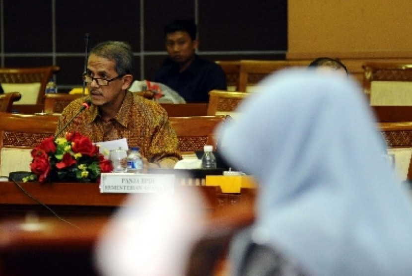 Direktur Jenderal Penyelenggaraan Haji dan Umrah (PHU) Kementerian Agama Anggito Abimanyu berbicara dalam rapat panitia kerja dengan Komisi VIII DPR di Kompleks Parlemen Senayan, Jakarta, Selasa (25/2). 