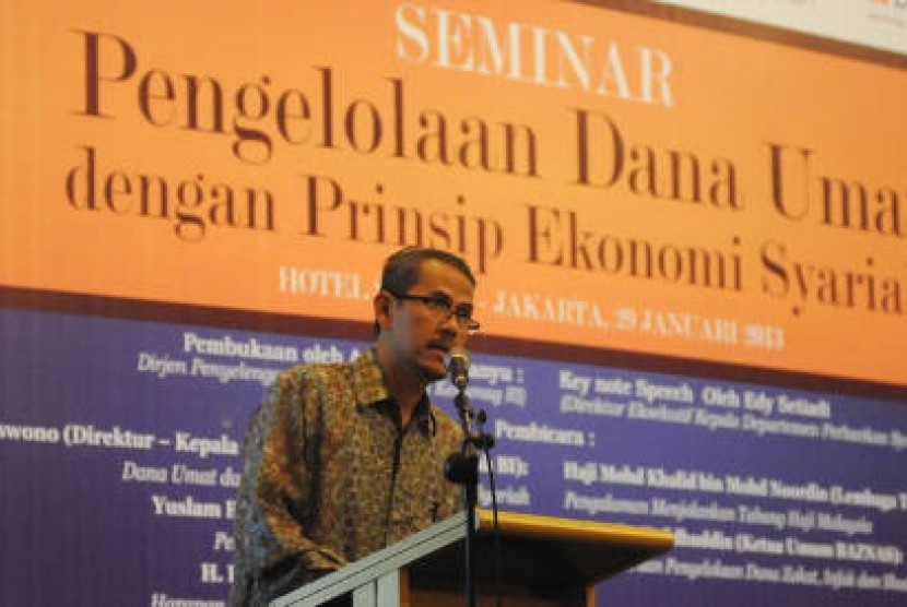 Direktur Jenderal Penyelenggaraan Haji dan Umroh Kementerian Agama Anggito Abimanyu memberikan paparan sebagai pembicara kunci pada sebuah diskusi mengenai pengelolaan dana haji di Jakarta