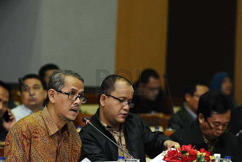 Direktur Jenderal Penyelenggaraan Haji dan Umroh (PHU) Kementerian Agama Anggito Abimanyu (kiri) berbicara saat mengikuti rapat panitia kerja dengan komisi VIII di kompleks Parlemen Senayan, Jakarta, Selasa (25/2).