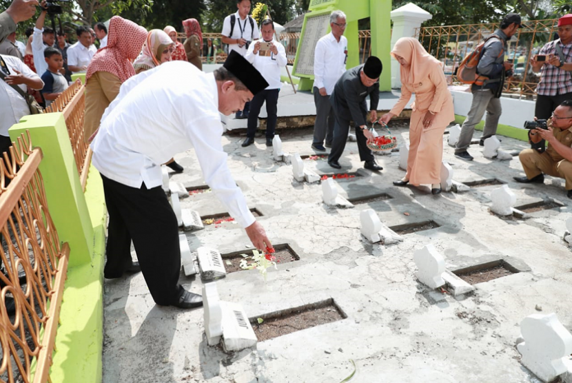 Direktur Jenderal Penyiapan Kawasan dan Pembangunan Permukiman Transmigrasi Kementerian Desa, Pembangunan Daerah Tertinggal, dan Transmigrasi (PKP2Trans Kemendes PDTT) R Hari Pramudiono  melakukan ziarah ke Makam Pionir Transmigrasi di Desa Sukra, Kabupaten Indramayu.