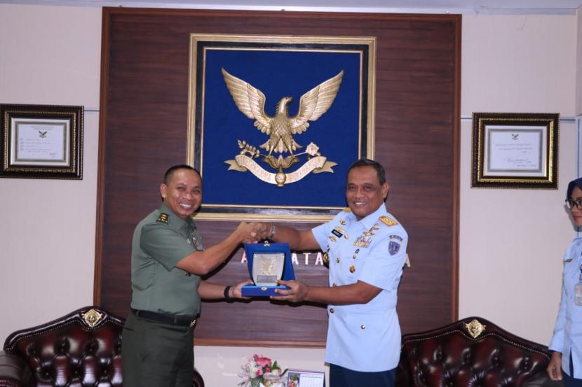 Direktur Jenderal Perencanaan Pertahanan Kemenhan Mayjen Budi Prijono (kiri) promosi sebagai Irjen Kemenhan. 
