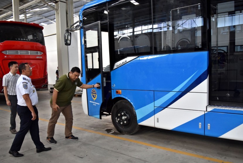 Direktur Jenderal Perhubungan Darat Kementerian Perhubungan (Kemenhub) Budi Setiyadi (tengah) meninjau proses perakitan bus rapid transit (BRT) di pabrik karoseri Laksana di Bergas, Kabupaten Semarang, Jawa Tengah, Jumat (20/7).