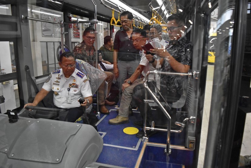 Direktur Jenderal Perhubungan Darat Kementerian Perhubungan (Kemenhub) Budi Setiyadi (kiri) mencoba mengendarai bus rapid transit (BRT) yang telah dirakit di pabrik karoseri Laksana di Bergas, Kabupaten Semarang, Jawa Tengah, Jumat (20/7).