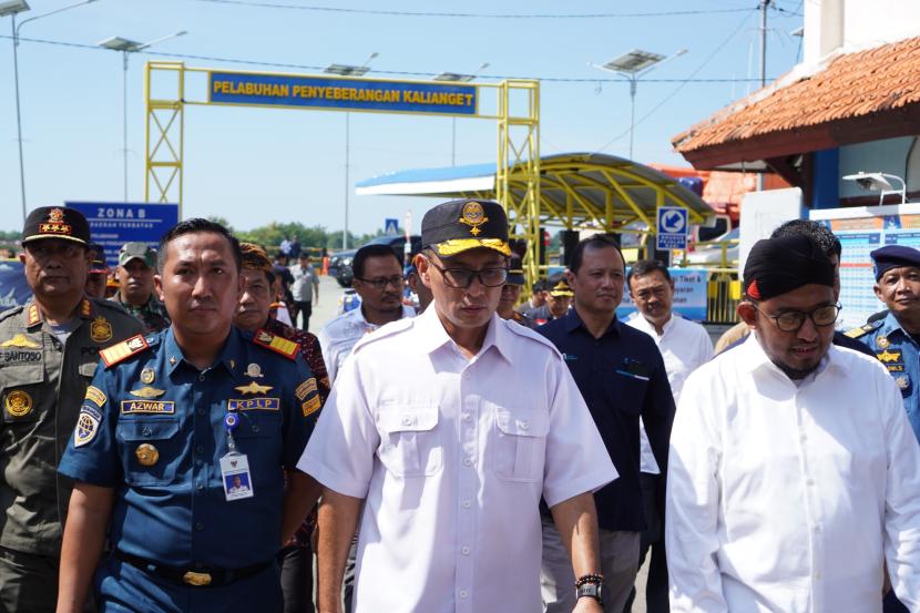 Direktur Jenderal Perhubungan Laut Kemenhub, Capt Antoni Arif Priadi di Pelabuhan Kalianget Kabupaten Sumenep, Jawa Timur (Jatim), Ahad (31/3/2024).