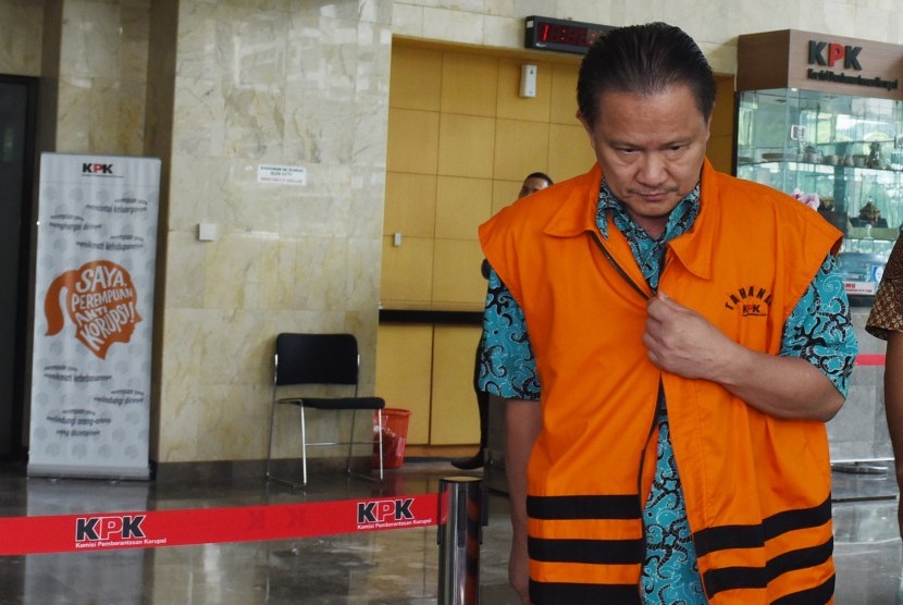 Direktur Jenderal Perhubungan Laut Kementerian Perhubungan Bobby Renold Mamahit berjalan keluar seusai menjalani pemeriksaan di Gedung KPK, Jakarta, Jumat (4/3).