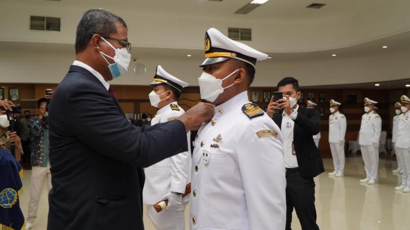 Direktur Jenderal Perhubungan Laut Kementerian Perhubungan, R. Agus H. Purnomo melantik 48 orang Perwira Pandu Tingkat II Angkatan 44 dan 45 tahun 2020/2021. 