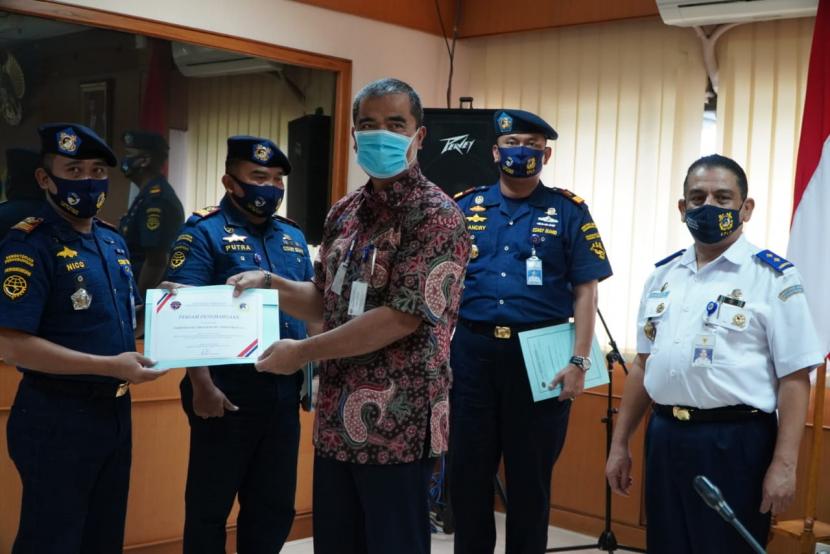 Direktur Jenderal Perhubungan Laut R. Agus H. Purnomo memberikan penghargaan kepada para personil Pangkalan Penjagaan Laut dan Pantai (PPLP) Kelas II Tanjung Uban.