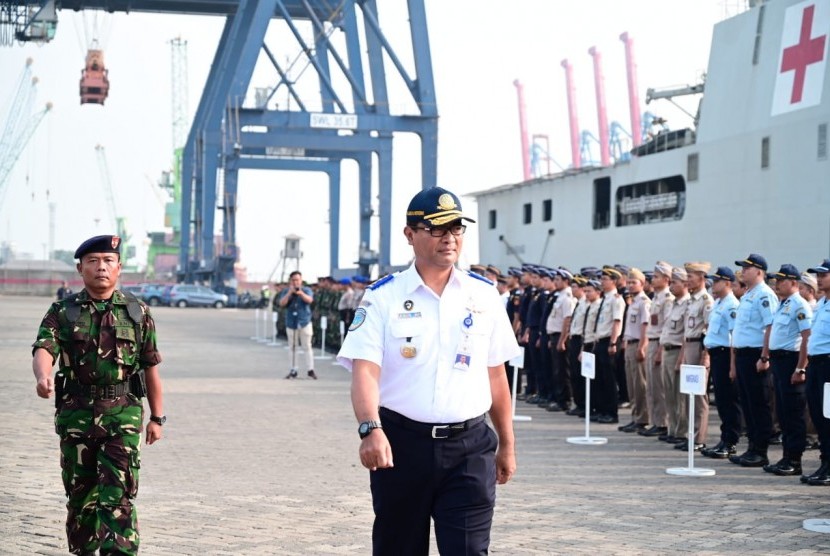 Direktur Jenderal Perhubungan Laut R Agus H Purnomo saat memimpin Apel Siaga di Dermaga JICT 2 Pelabuhan Tanjung Priok, Kamis (17/10).