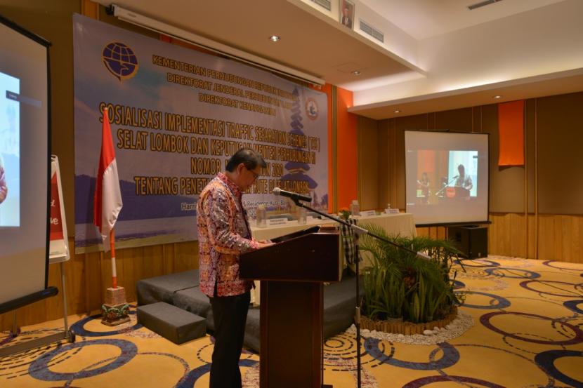 Direktur Jenderal Perhubungan Laut, yang diwakili oleh Direktur Kenavigasian, Hengki Angkasawan saat membuka Acara Sosialisasi Implementasi Traffic Separation Schemes (TSS) Selat Lombok dan Keputusan Menteri Perhubungan Nomor KM. 129 Tahun 2020 tentang Penetapan Sistem Rute di Selat Lombok di Bali.