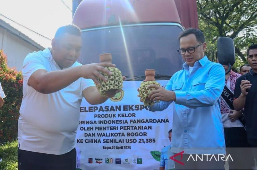 Direktur Jenderal Perkebunan Andi Nur Alamsyah (kiri) dan Wali Kota Bogor Bima Arya Sugiarto (kanan) saat pelepasan ekspor produk perkebunan di Kota Bogor, Sabtu (20/4/2024). 